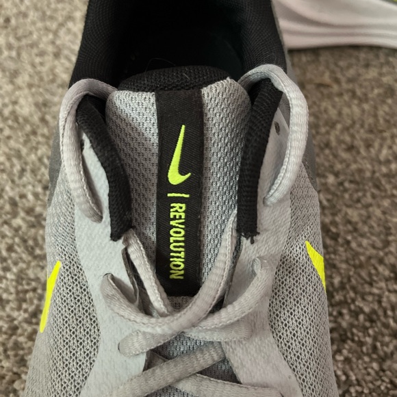 Men's Nike Revolution running shoes size 8.5 - Picture 2 of 3